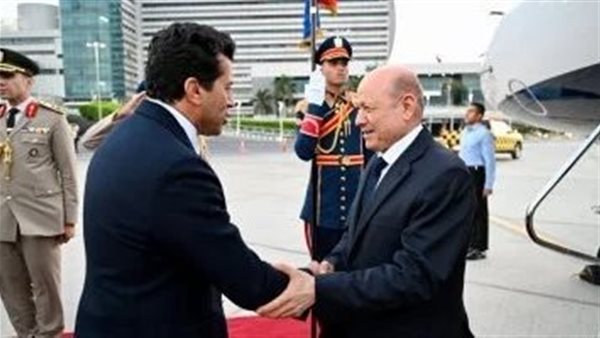 رئيس مجلس القيادة اليمنى يصل القاهرة للمشاركة فى افتتاح المتحف المصرى الكبير