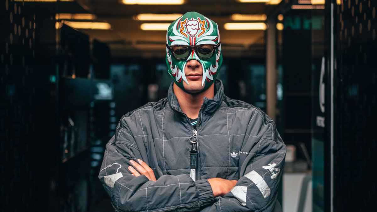 راسل يرتدي قناع المصارع لوتشا ليبري لمشاهدة تجارب فورمولا 1 (فيديو)