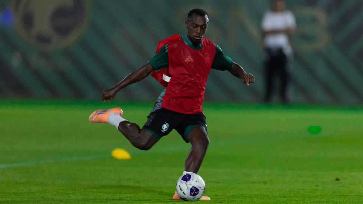 سعود عبد الحميد يتلقى 3 عروض كبرى من الدوري السعودي