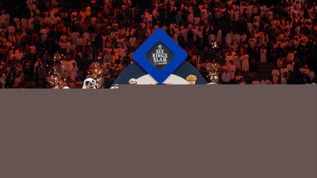 سينر يقهر ألكاراز ويتوج بلقب Six Kings Slam 2025 للتنس (فيديو)