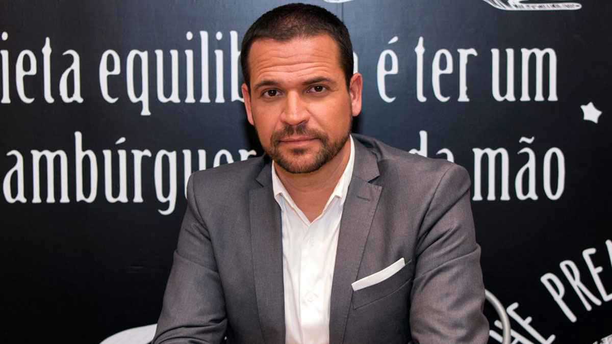 صائد الجواهر.. 4 صفقات أسطورية تكشف عبقرية “العقل المدبر” للأهلي السعودي