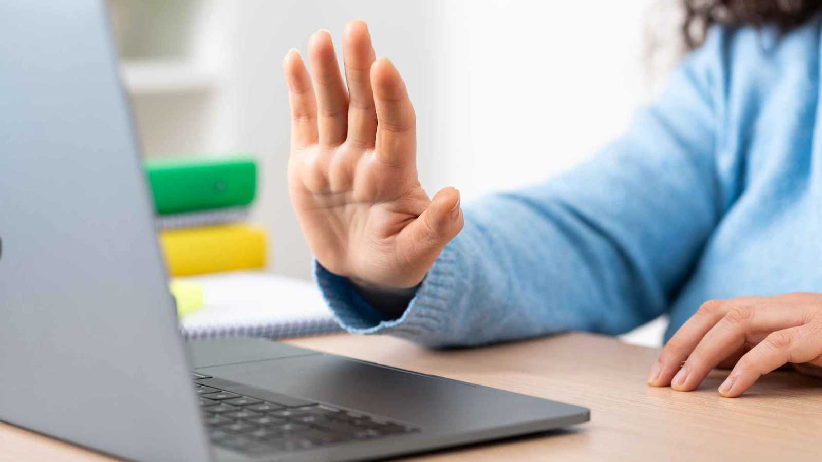 طبيبة مصرية تواجه “المتنمّرين” على ملامحها وصوتها.. ماذا قالت؟ (فيديو)