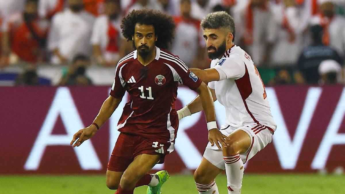 طلب من الجمهور رمي القوارير.. أكرم عفيف يثير جدلا خلال مباراة قطر والإمارات
