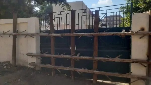 شركة مياة الصرف تصدر بيان عقب غلق بوابة مدرسة بالحديد والتعليم ترد