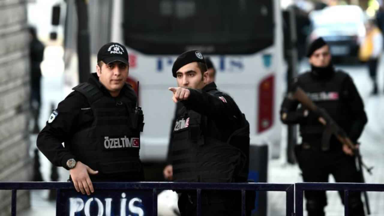 في مشهد صادم.. دهس خصومه بالسيارة فور خروجه من المحكمة بتركيا (فيديو)
