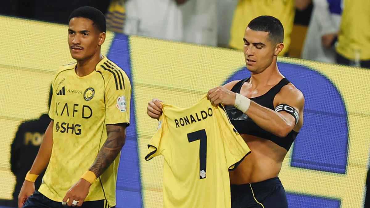 كريستيانو رونالدو يعلم سبيد كيف “يطبل” هتاف النصر (فيديو)