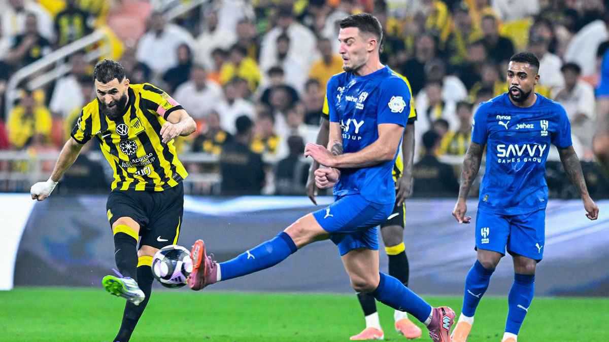 كريم يا ليو.. حساب الهلال السعودي يسخر من بنزيما (صورة)