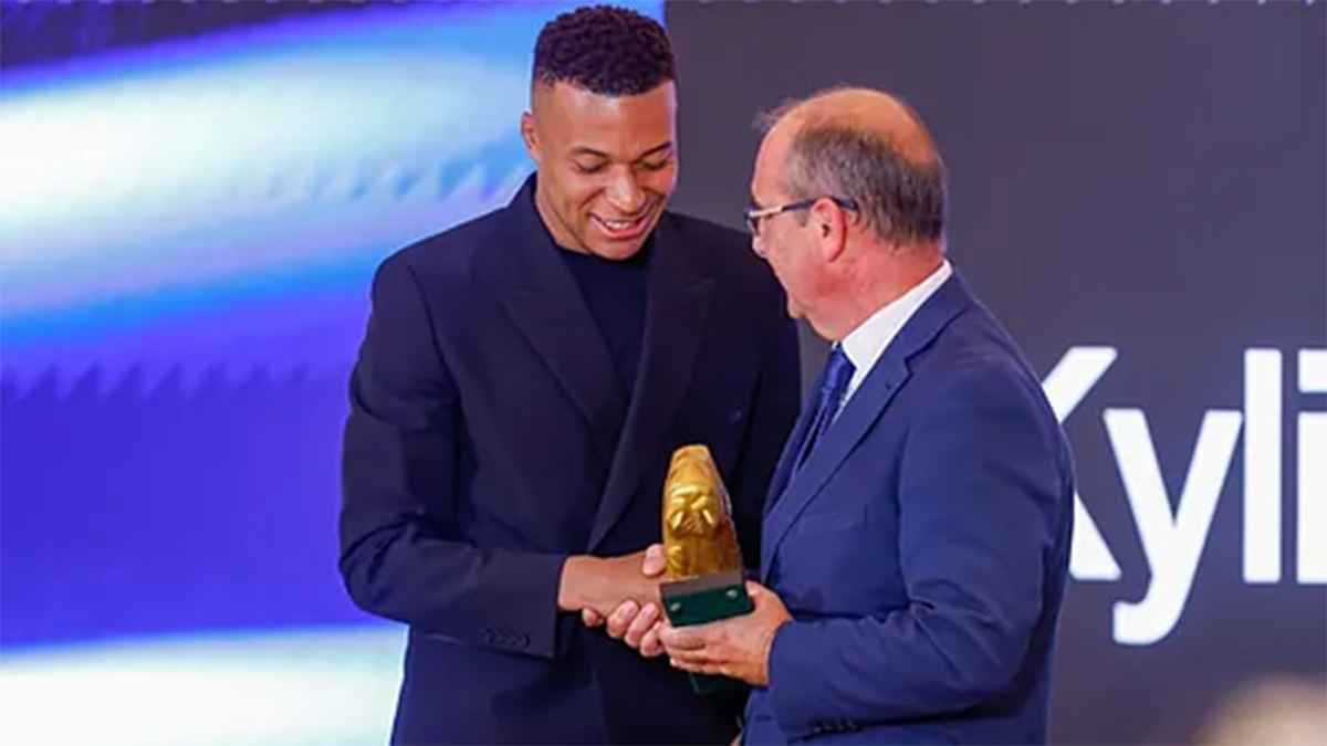 كيليان مبابي يتوج بالحذاء الذهبي لأفضل هداف في أوروبا (فيديو)