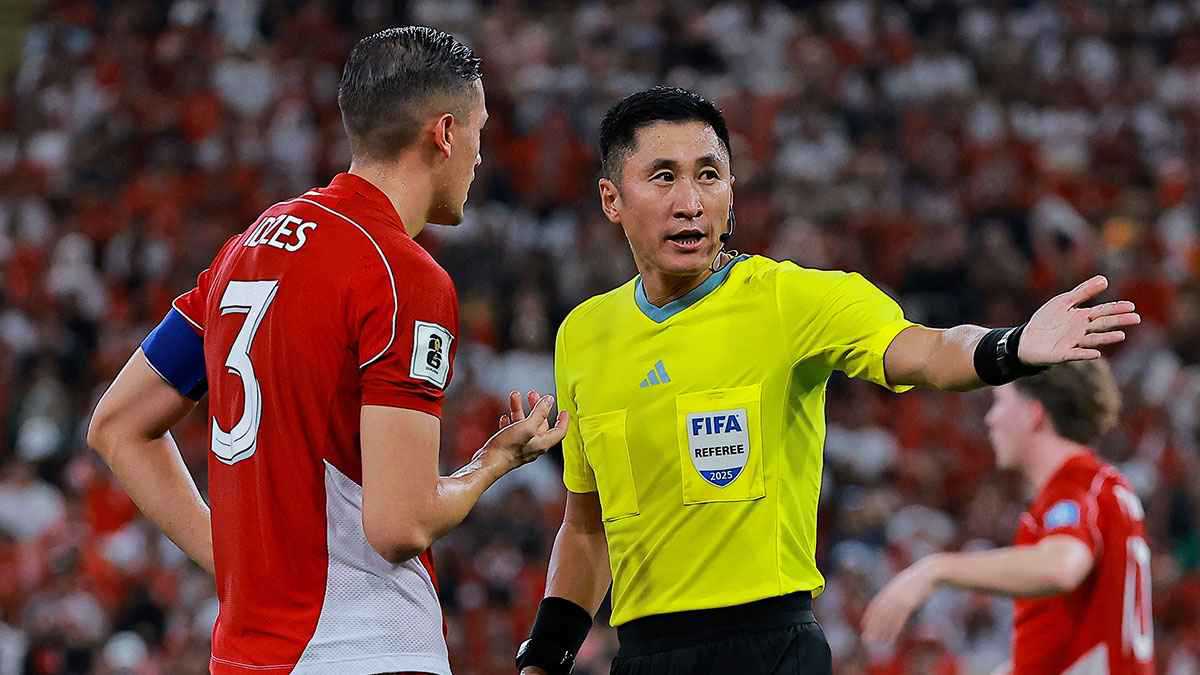 لحظة الاعتداء الصادم على الحكم الصيني لمباراة العراق وإندونيسيا (فيديو)