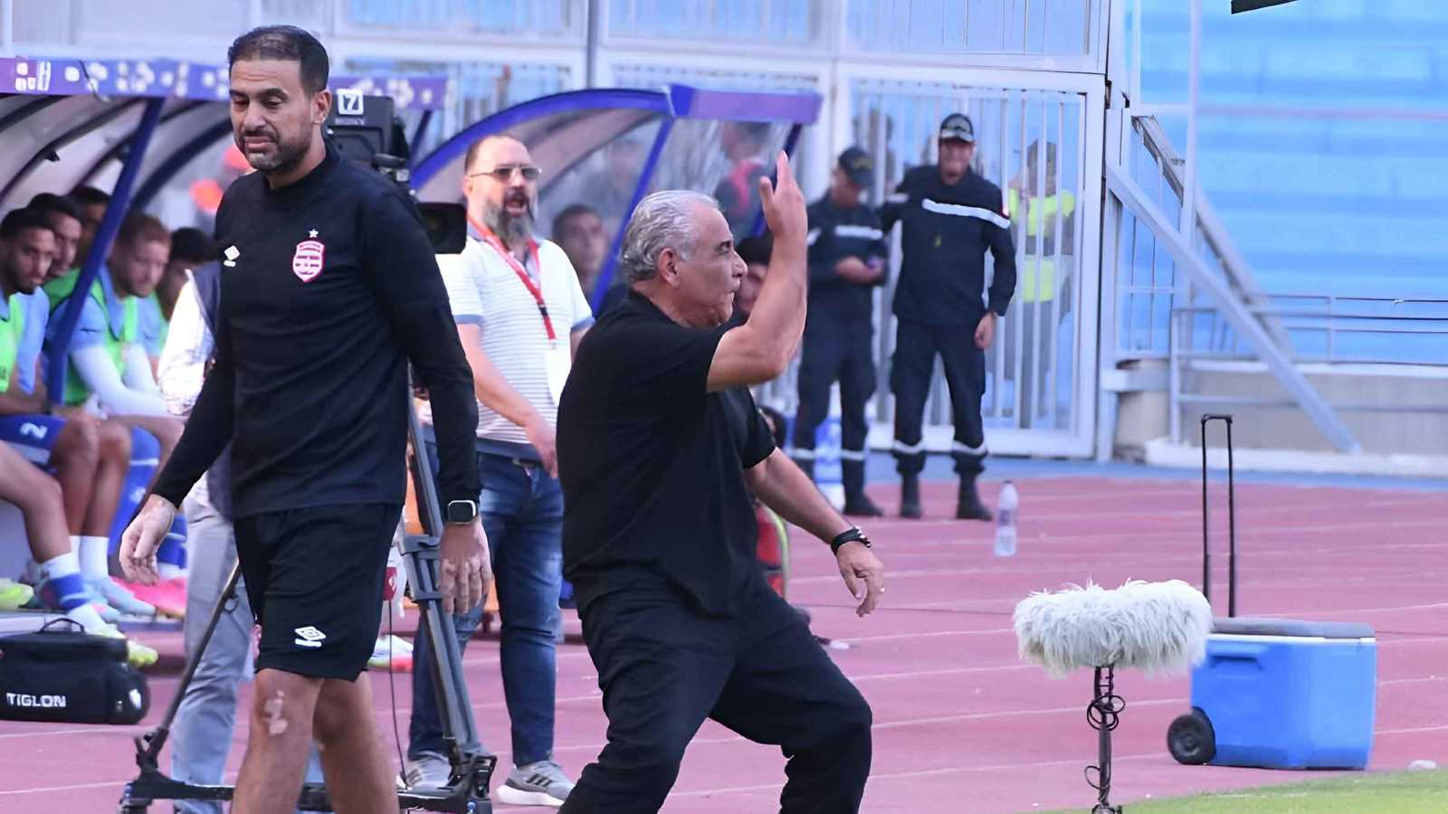 لفتة رائعة من لاعبي الاتحاد المنستيري تجاه فوزي البنزرتي (فيديو)