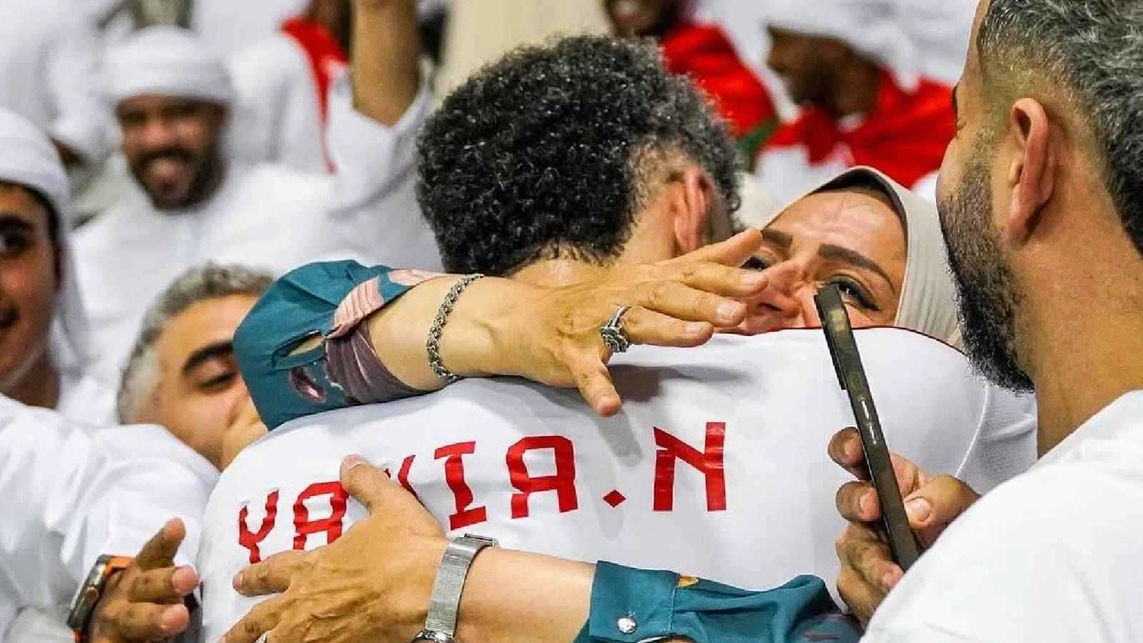 لقطة اليوم.. يحيى نادر نجم منتخب الإمارات يقبل رأس والدته بعد مواجهة عُمان (صور)