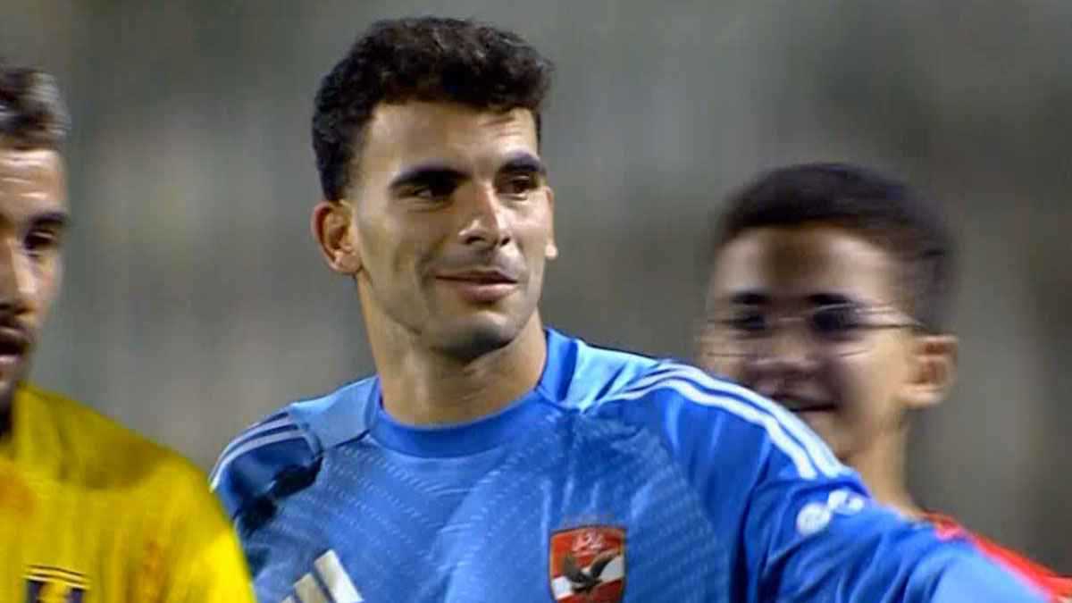 لماذا ارتدى زيزو قميص مصطفى شوبير بعد مباراة الأهلي والكهرباء؟ (صور وفيديو)