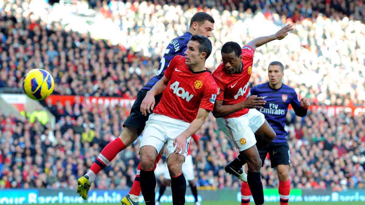 لماذا يرتدي أسطورة مانشستر يونايتد فردة حذاء واحدة؟ (صور)