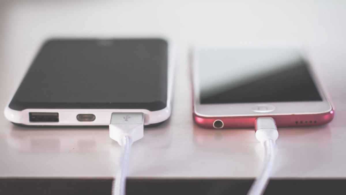 ما أسهل الطرق وأفضلها لنقل الملفات بين الكمبيوتر والهاتف المحمول؟