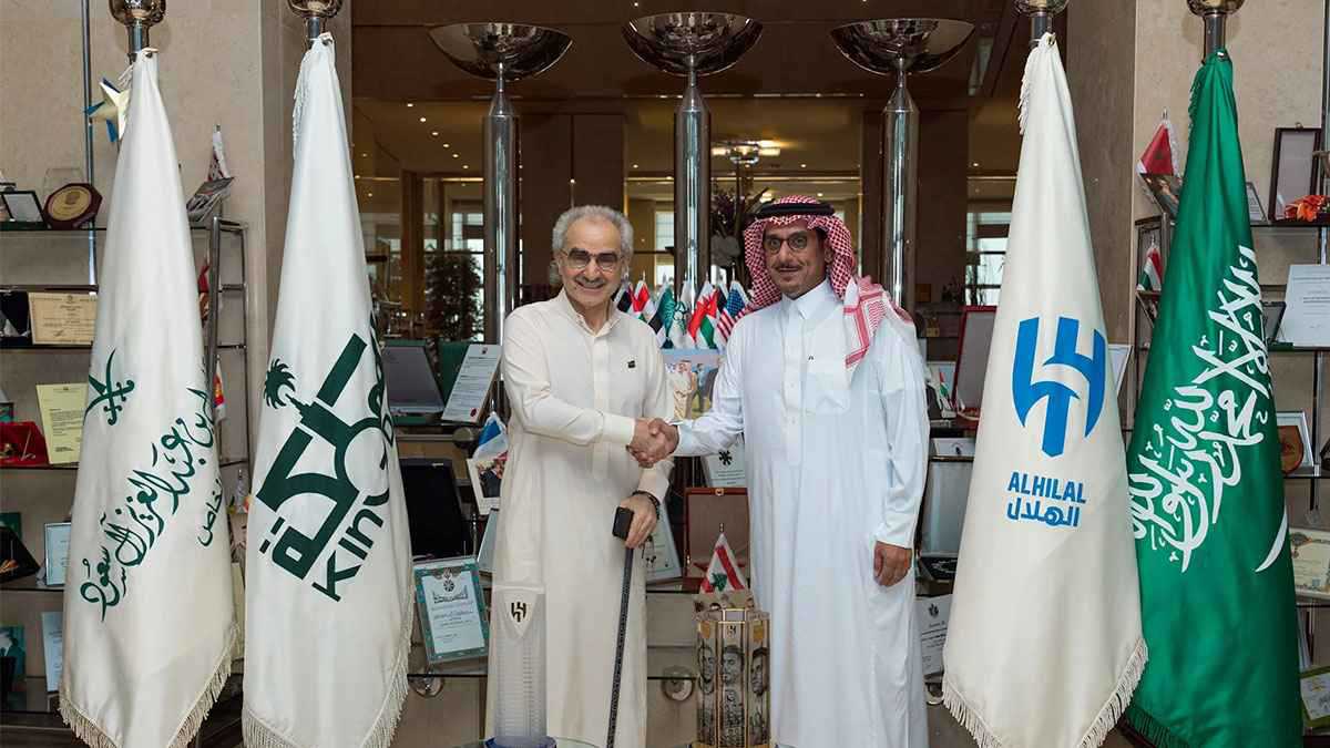 ما الهدية التي قدمها نواف بن سعد للأمير الوليد بن طلال؟ (فيديو)