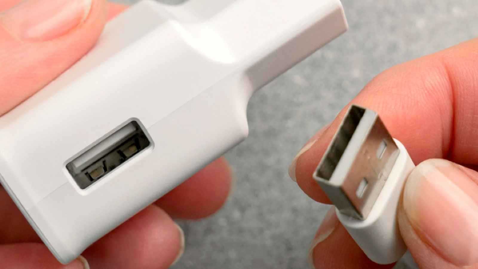 ماذا يعني اللون الأبيض لمنفذ “USB”؟