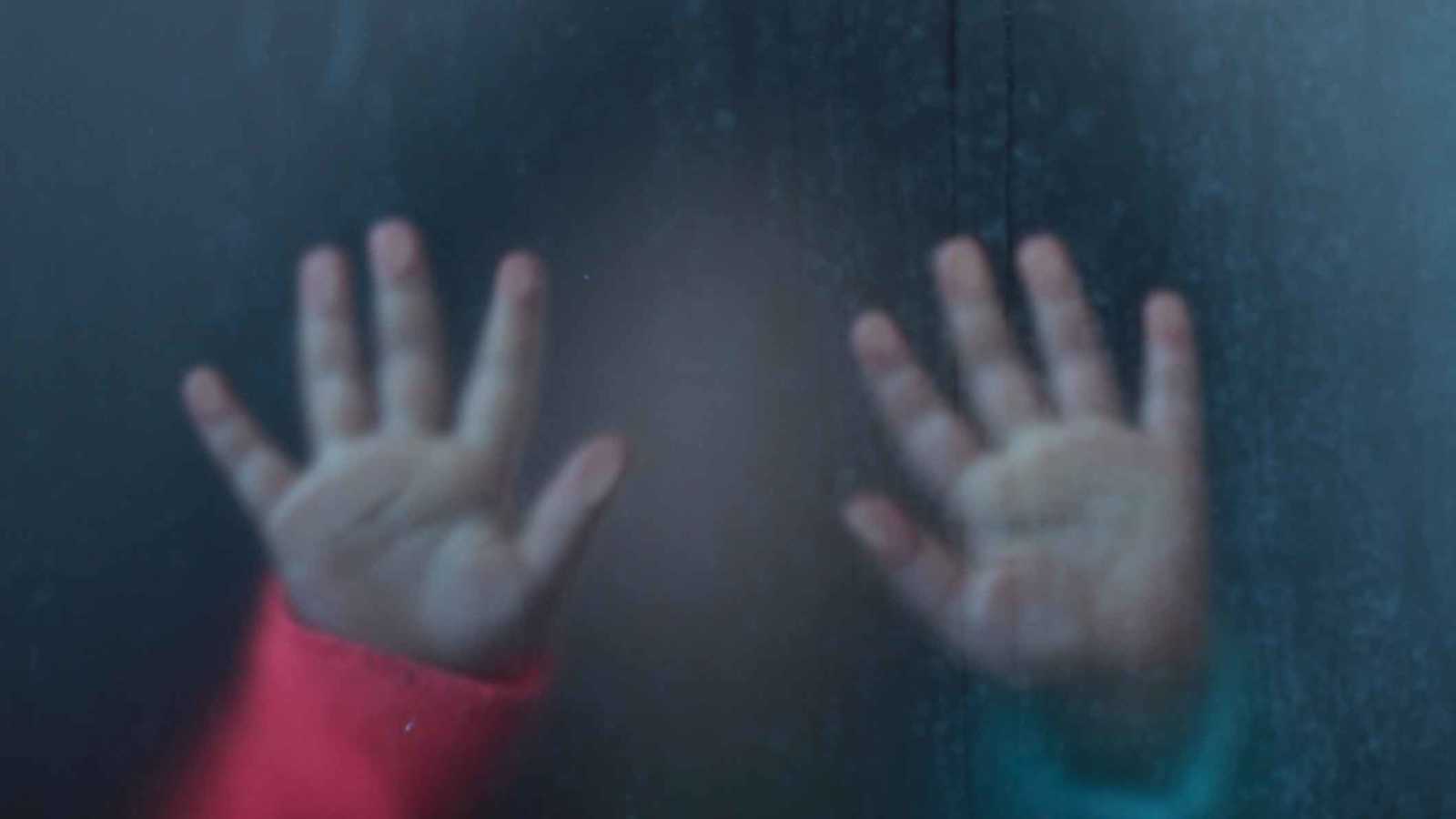 مازحه ببراءة الأطفال فانهال عليه “ركلاً” بوحشية (فيديو)