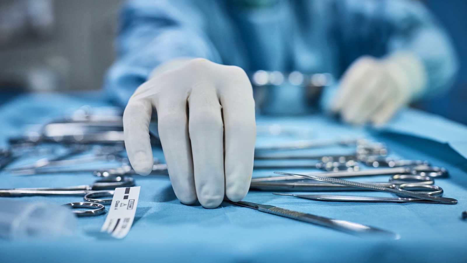 محاكمة طبيبة أعصاب بعد السماح لابنتها بالمشاركة في جراحة