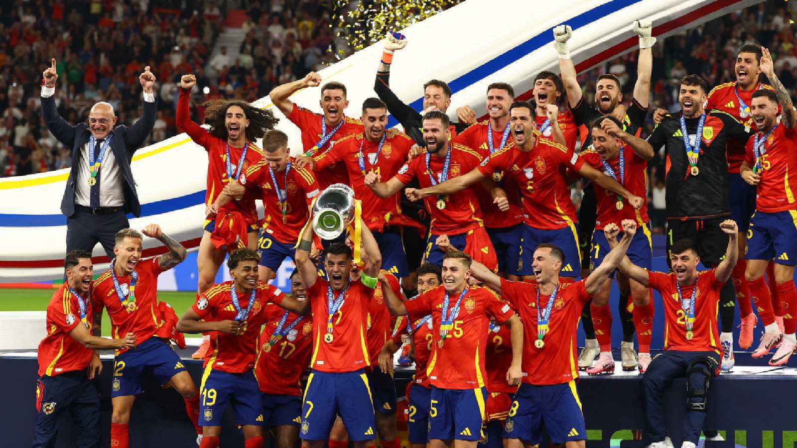 مدرب إسبانيا يتخذ قرارا صادما تجاه نجم النصر السعودي السابق