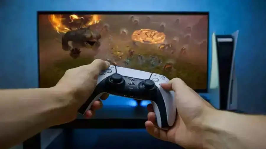 شخص يلعب على جهاز بلايستيشن 5