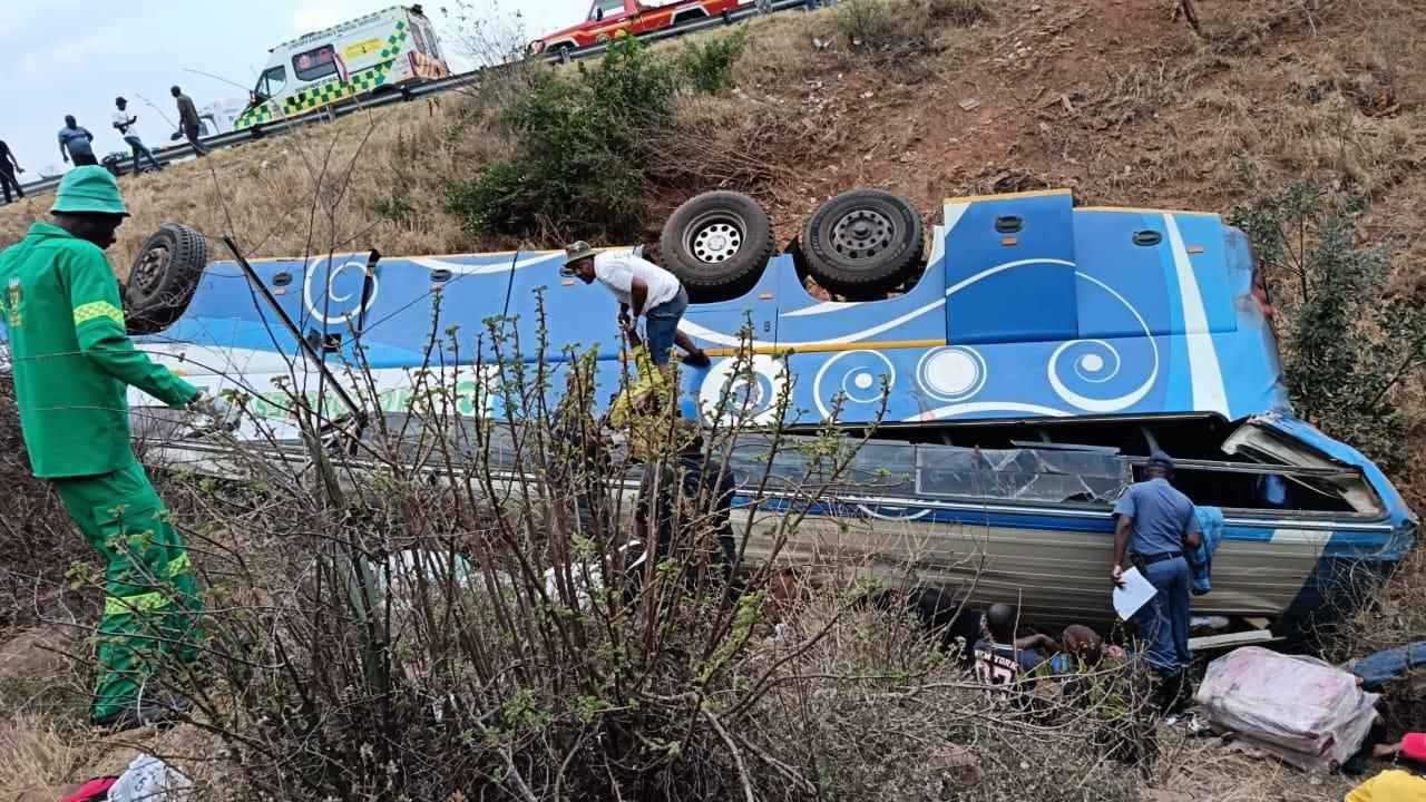 مصرع 40 شخصا في حادث سقوط حافلة بجنوب إفريقيا (فيديو)