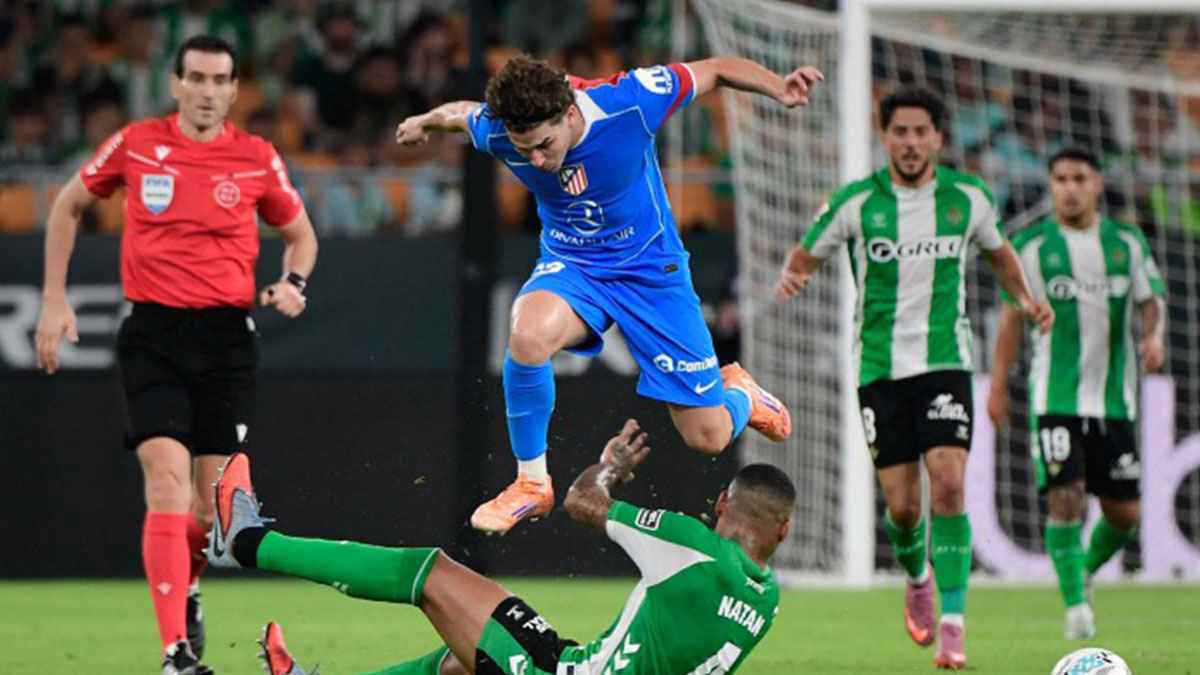 موقف إنساني رائع.. سر وضع نجم أتلتيكو مدريد وردة في منتصف ملعب فريقه (فيديو)