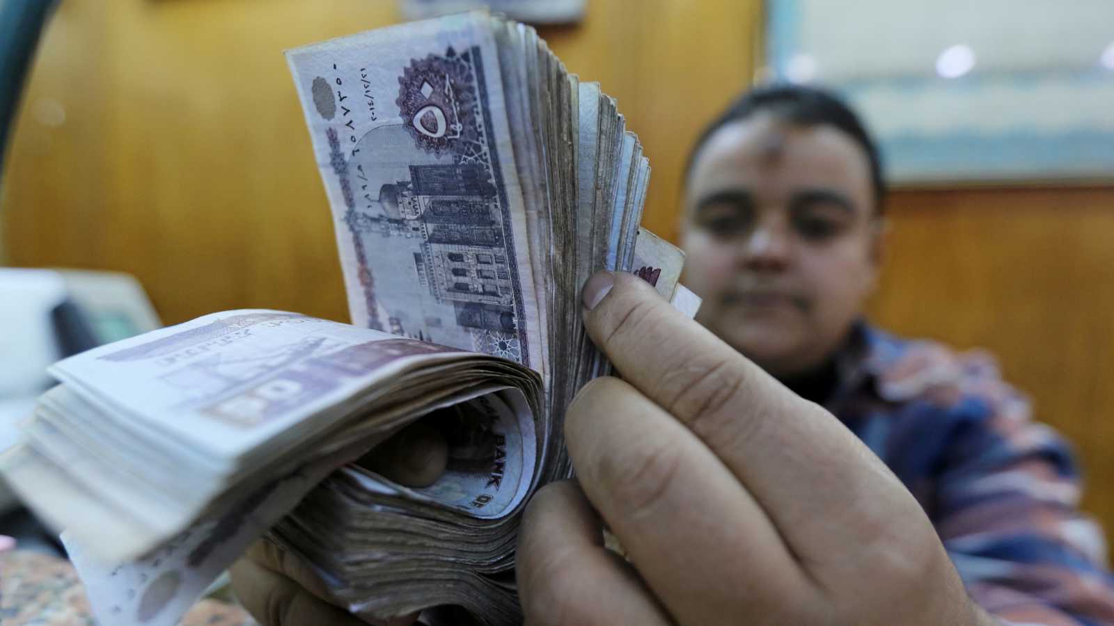 نداءات عبر المساجد.. قرية مصرية تبحث عن صاحب “المليون جنيه”