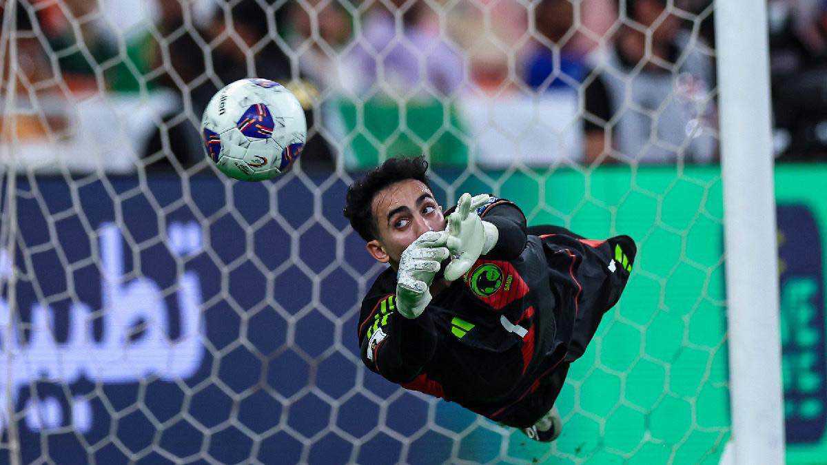 نواف العقيدي يمنع المنتخب العراقي من التأهل إلى كأس العالم بإنقاذ خارق (فيديو)