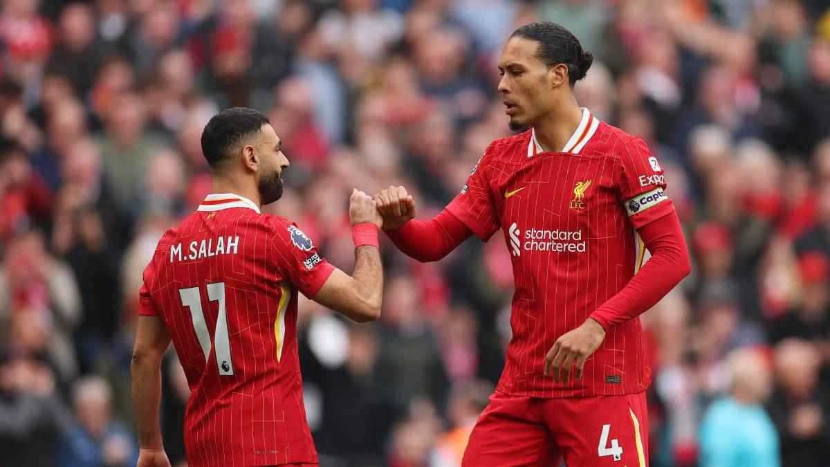 هل أخطأ ليفربول في تجديد عقد محمد صلاح وفان دايك؟
