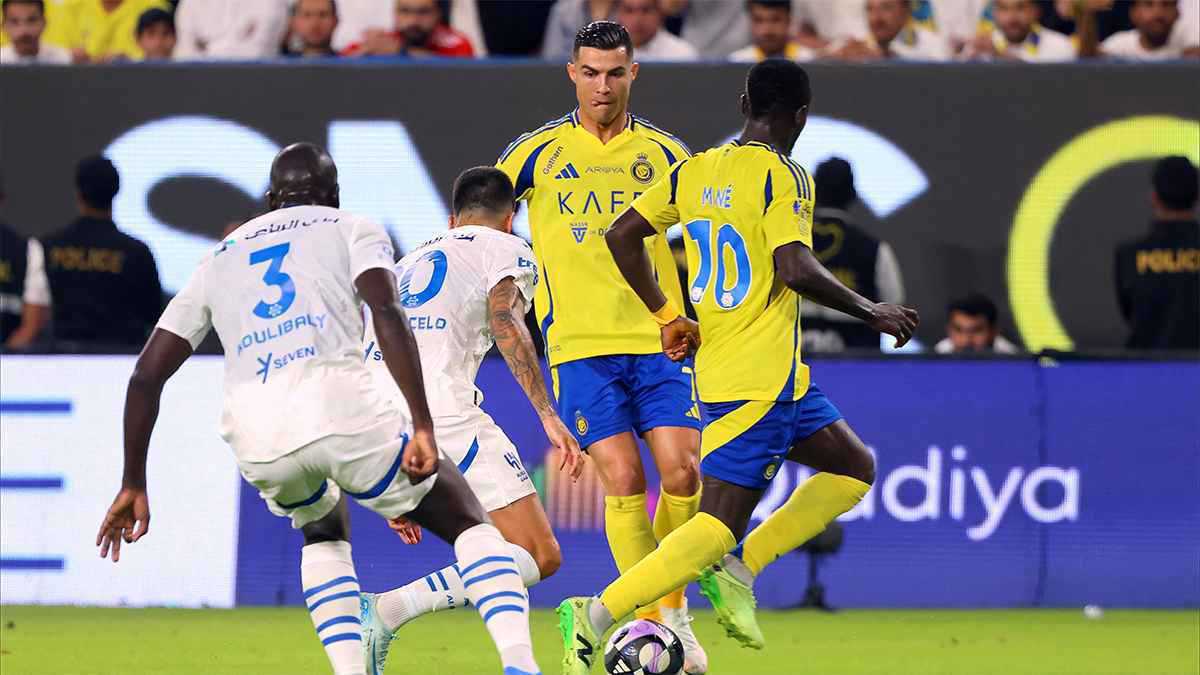 هل يدفع الهلال السعودي 300 مليون يورو لإيقاف كريستيانو رونالدو؟