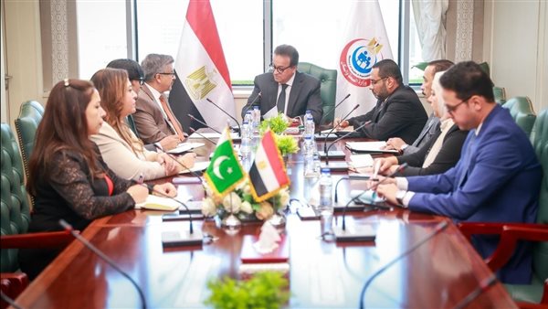 وزير الصحة يترأس اجتماع التنمية البشرية ويهنئ العناني بفوزه مديرًا عامًا لليونسكو