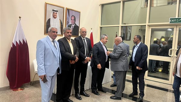 وزير العمل يلتقي ممثلي الجالية المصرية في قطر ويستمع إلى استفساراتهم