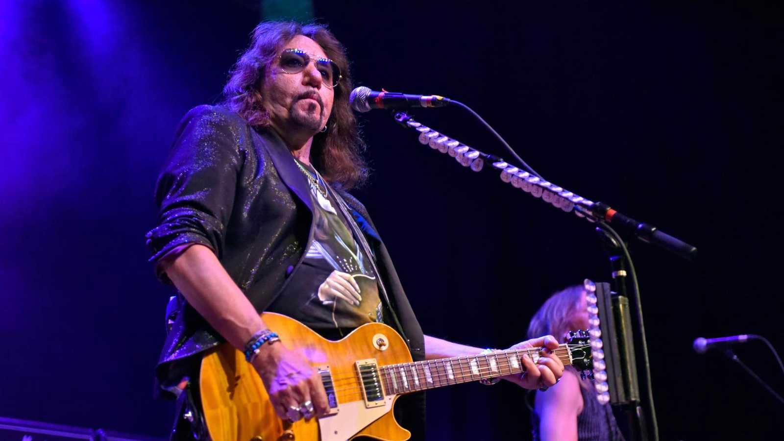 وفاة عازف الغيتار الأمريكي إيس فريلي بعد سقوط “مروع”