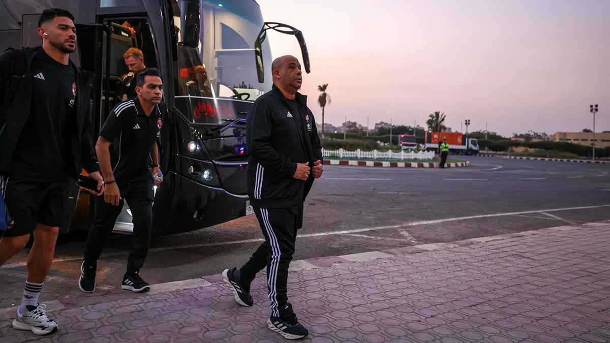 وليد صلاح الدين يشتبك مع حكم مباراة الأهلي وبتروجت