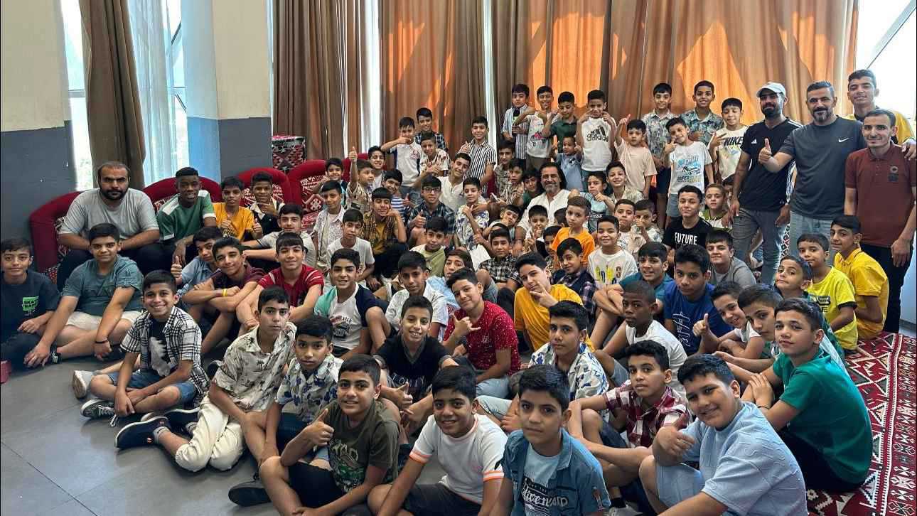 يتنقل بين 7 مدارس في بغداد.. “أبو الأيتام” يروي تجربته مع الطلاب (فيديو)