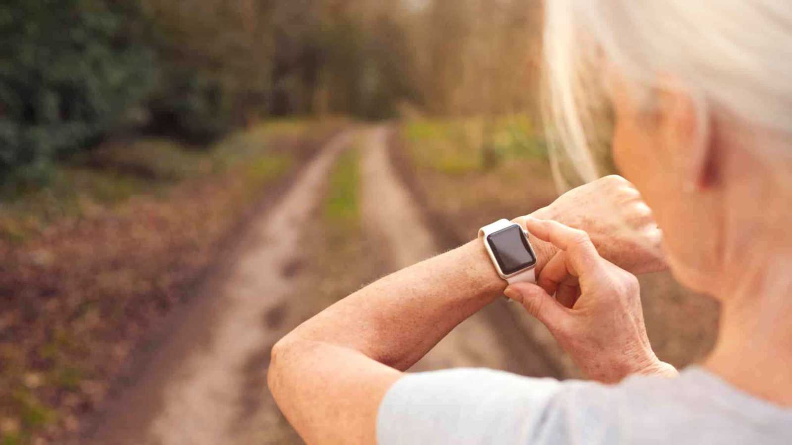 يسبب “الإحباط والحرج”.. احذر من التعلق بساعتك الذكية