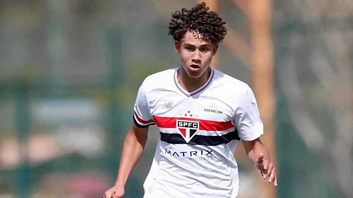 يشبه الأساطير.. برشلونة يخطط لخطف “جوهرة البرازيل”