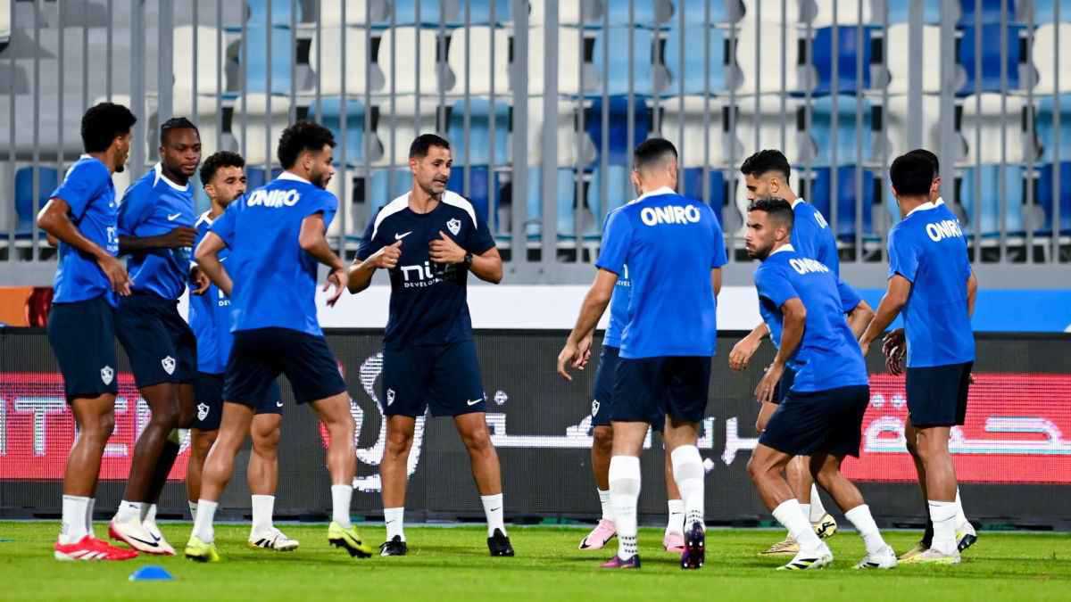 يمكن أن يتدربوا في “التتش”.. نجم الأهلي يفجر غضب جمهور الزمالك (فيديو)