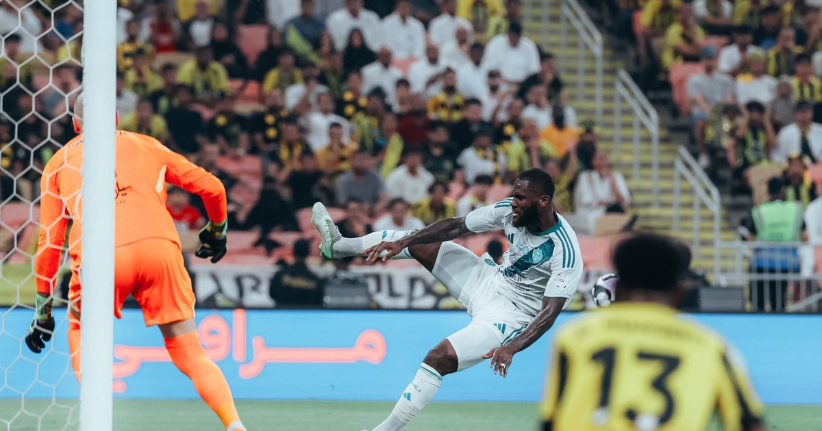 شاهد.. “القائم” يحسم نتيجة الشوط الأول بين الاتحاد والأهلي