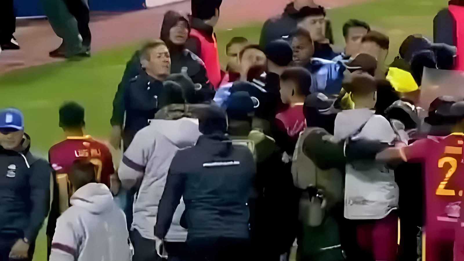 17 بطاقة حمراء.. مباراة كرة قدم في بوليفيا تتحول إلى معركة (فيديو)