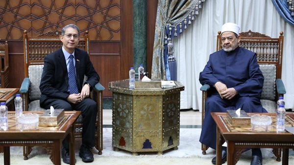 شيخ الأزهر يستقبل وزير شؤون المسلمين في سنغافورة ويؤكد على أن الأزهر يسعى الى ادماج المسلمين إيجابيا فى أوطانهم