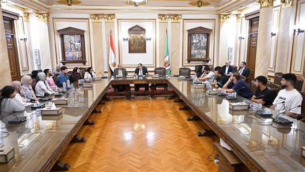 رئيس جامعة القاهرة يلتقي طلاب كلية التجارة ويصدر قرارات فورية لحل مشكلاتهم