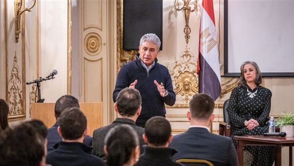 وزير الآثار يناقش مع شباب الجالية المصرية في لندن آليات تطوير السياحة