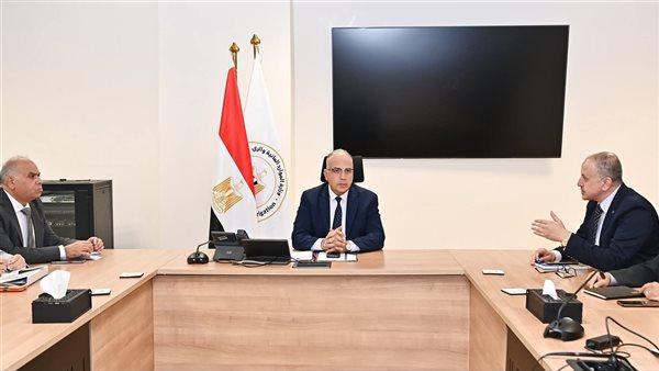 وزير الري يتابع إجراءات التعامل مع ارتفاع مناسيب مياه البحر أمام مصبات المصارف