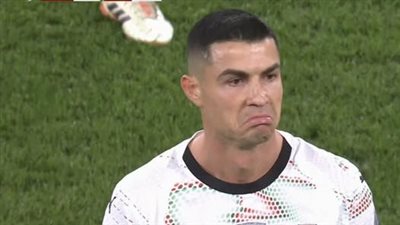 ضرب بالكوع: كريستيانو رونالدو قائد منتخب البرتغال يتعرض للطرد المباشر في مباراة أيرلندا بتصفيات أوروبا المؤهلة لكأس العالم