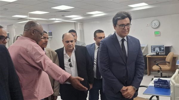 وزير الثقافة يزور طلاب أسوان المصابين بحادث إسنا للاطمئنان على حالتهم الصحية