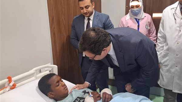 وزير الثقافة يزور طلاب أسوان المصابين في حادث طريق إسنا للاطمئنان على حالتهم الصحية