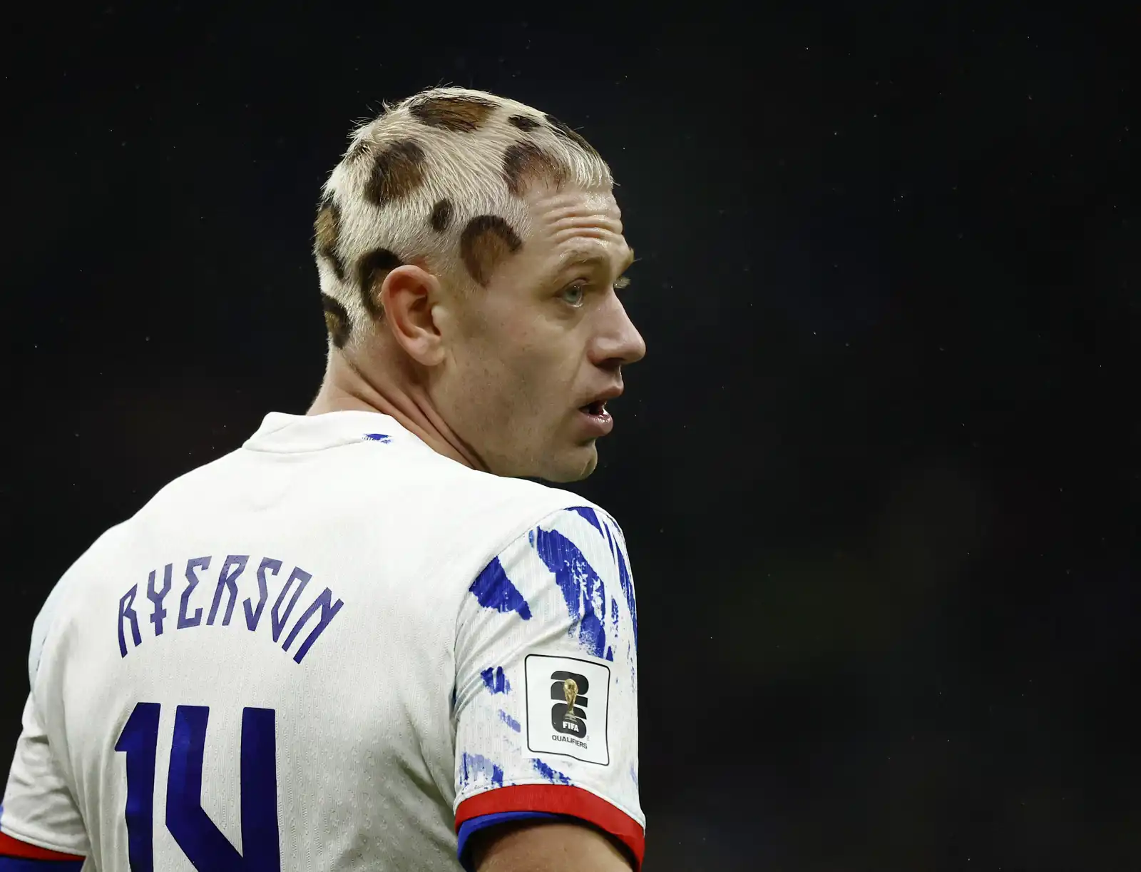 جوليان رايرسون لاعب منتخب النرويج في مباراة إيطاليا