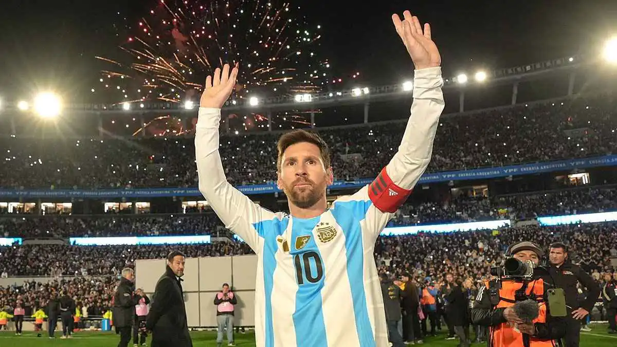 ميسي يودع جماهير الأرجنتين