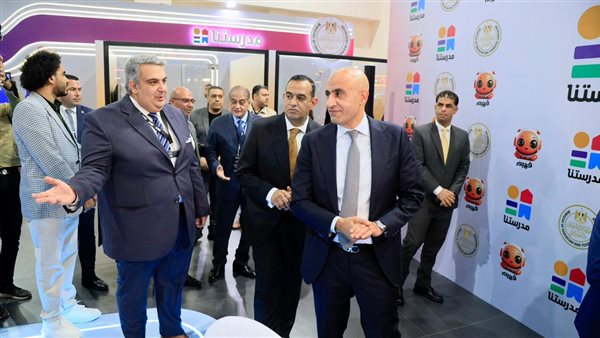 وزير التربية والتعليم يتفقد جناح “مدرستنا” في معرض “Cairo ICT”